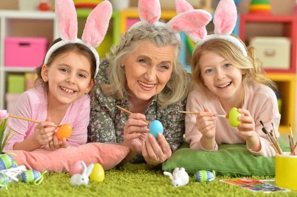 Zusters Dragen Konijnenoren Versieren Paaseieren Met Grootmoeder — Stockfoto