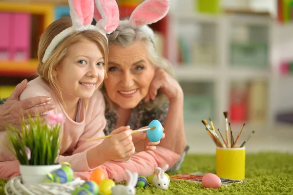 Senior Oma Kleindochter Met Paaseieren — Stockfoto