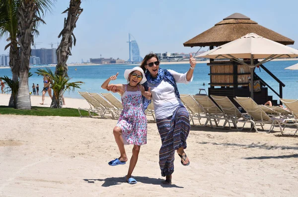 Счастливая Мать Дочкой Позируют Пляже — стоковое фото