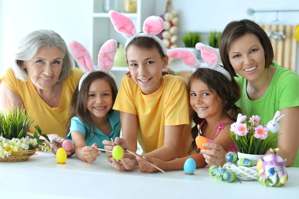 Portret Van Familie Schilderen Traditionele Paaseieren Verschillende Kleuren Thuis — Stockfoto