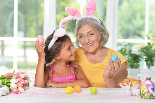 Senior Oma Kleindochter Met Paaseieren — Stockfoto