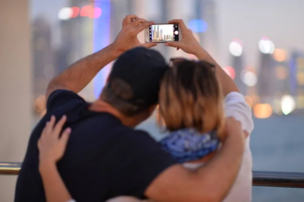 Feliz Pareja Posando Ciudad Tomando Selfie — Foto de Stock