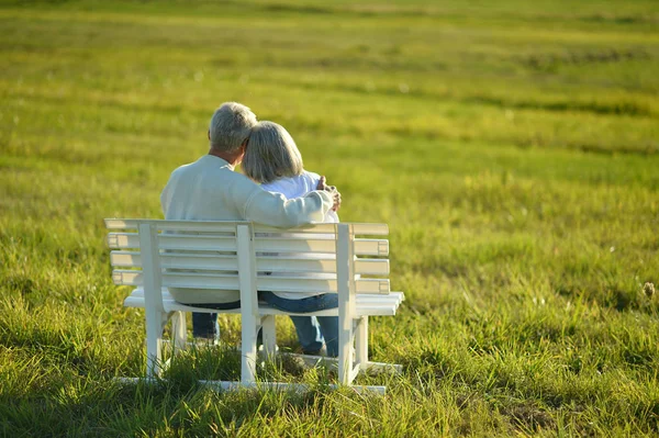 Äldre Kvinna Och Man Sitter Bänken — Stockfoto