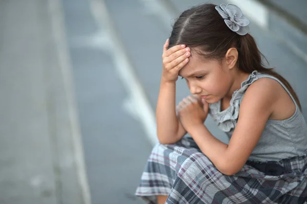 Trauriges Kleines Mädchen Mit Kopfschmerzen — Stockfoto