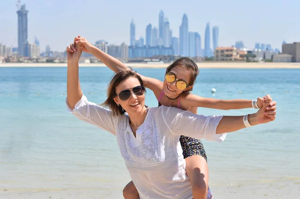 Mãe Feliz Com Filha Posando Praia — Fotografia de Stock