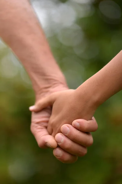 Persona Que Sostiene Mano Nieta — Foto de Stock