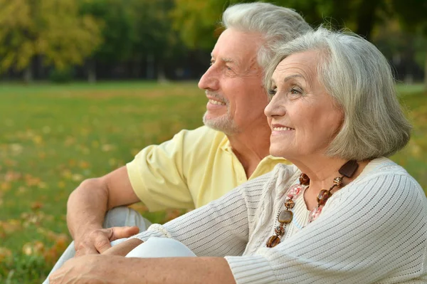 Gelukkige Oudere Vrouw Man Het Park — Stockfoto