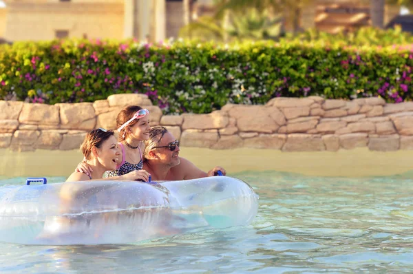 Happy Dad Mother Daughter Relax Pool — Stock Photo, Image