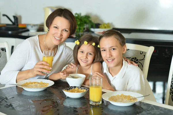 Linda Familia Comiendo Juntos Cocina —  Fotos de Stock