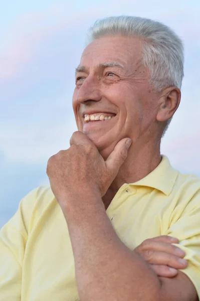Portrét Starší Muže Proti Modré Obloze — Stock fotografie