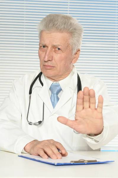 Triste Médico Senior Masculino Con Gesto Stop —  Fotos de Stock