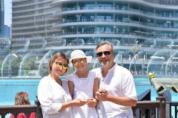 Famille Heureuse Posant Dans Ville Près Fontaine — Photo