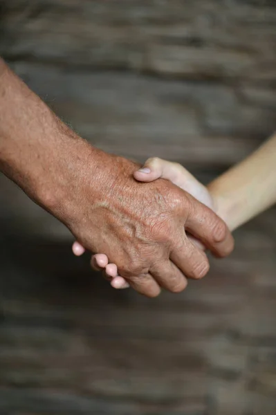 Hombre Sosteniendo Mano Nieta — Foto de Stock