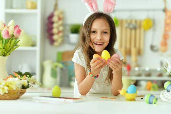 Mooi Meisje Konijnenoren Schilderen Eieren Voor Pasen Vakantie — Stockfoto