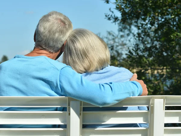 Seniorin Und Mann Sitzen Auf Bank — Stockfoto