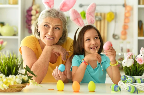 Mormor Och Barnbarn Med Påskägg — Stockfoto