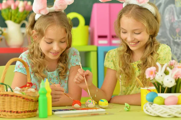 Dziewczyny Króliczych Uszach Ozdobione Wielkanocnymi Jajkami Domu — Zdjęcie stockowe