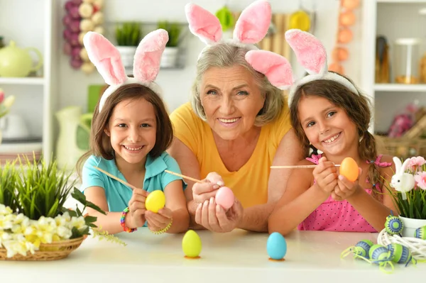 Zusters Dragen Konijnenoren Versieren Paaseieren Met Grootmoeder — Stockfoto