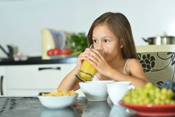 Chica Joven Bebiendo Jugo Cocina —  Fotos de Stock