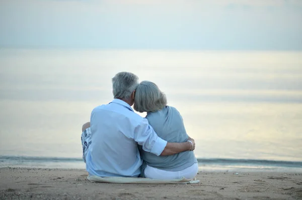 Gelukkig Bejaarde Echtpaar Rustend Tropisch Strand — Stockfoto