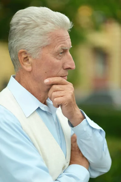 Senior Homme Penser Dans Parc — Photo