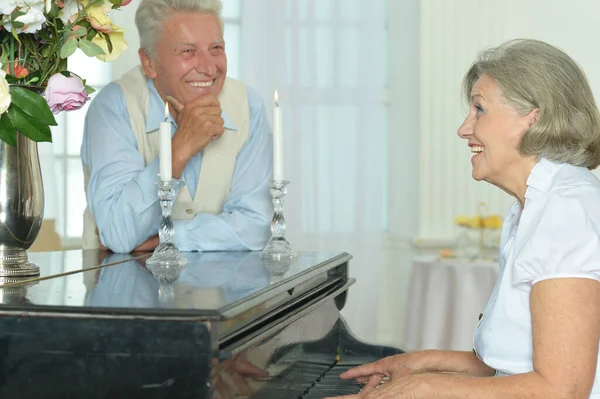 Äldre Kvinna Spela Piano Hemma Med Maken — Stockfoto