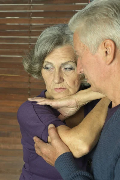 Portrait Triste Couple Personnes Âgées Posant Maison — Photo