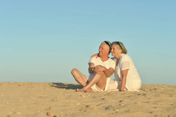 Happy Elderly Couple Sitting Tropical Beach — Stock Photo, Image