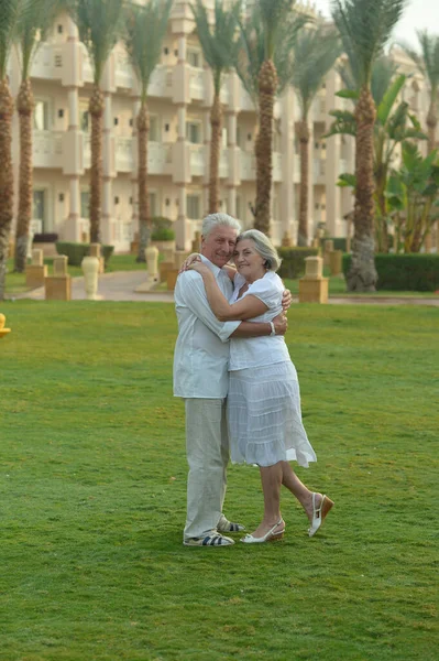 Feliz Casal Sênior Hotel Resort Posando — Fotografia de Stock