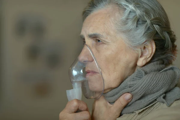 Retrato Una Anciana Con Inhalación Gripe —  Fotos de Stock