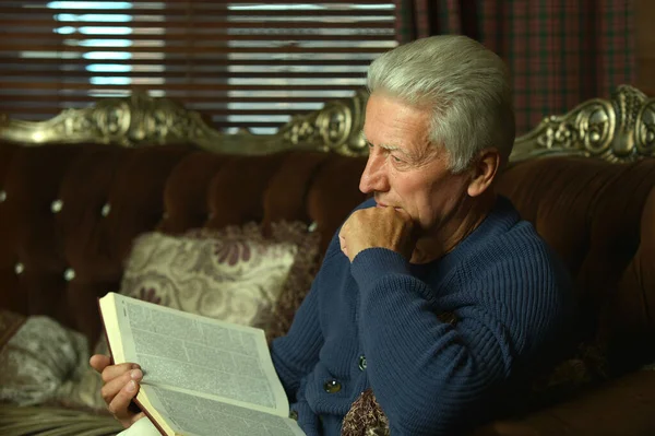 Senior Man Die Boek Leest Terwijl Hij Zit — Stockfoto