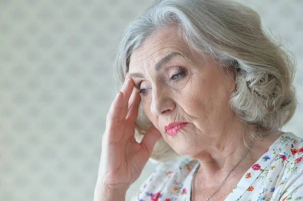 Ritratto Ravvicinato Triste Donna Anziana Con Mal Testa — Foto Stock