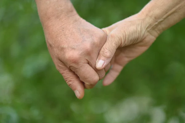 Paar Hält Händchen — Stockfoto