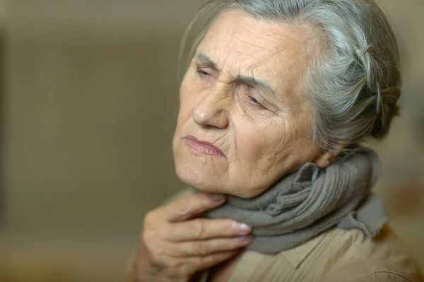 Close Portret Van Triest Ziek Senior Vrouw — Stockfoto