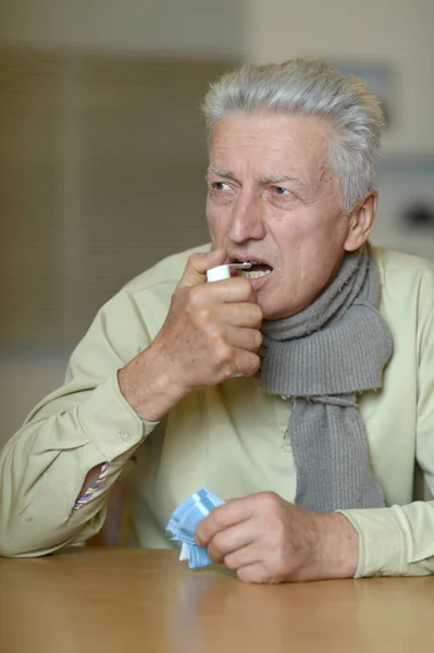 Porträt Eines Kranken Seniors Mit Inhalator — Stockfoto