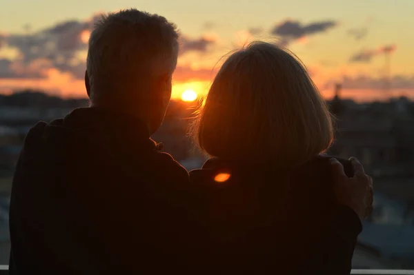 日落时分 一对快乐的老夫妇在热带海滩 — 图库照片