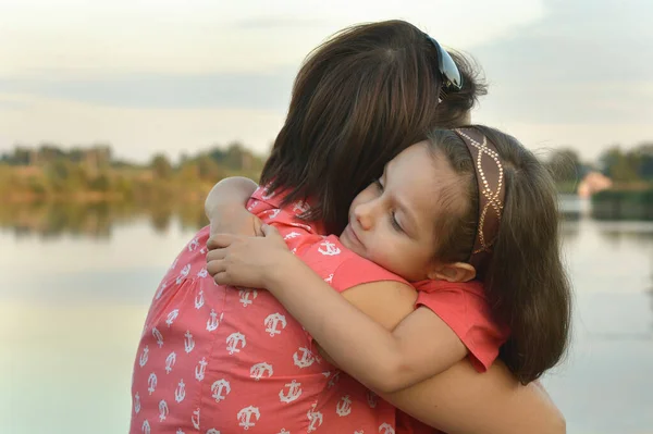 Joven Madre Hija Abrazándose Parque — Foto de Stock