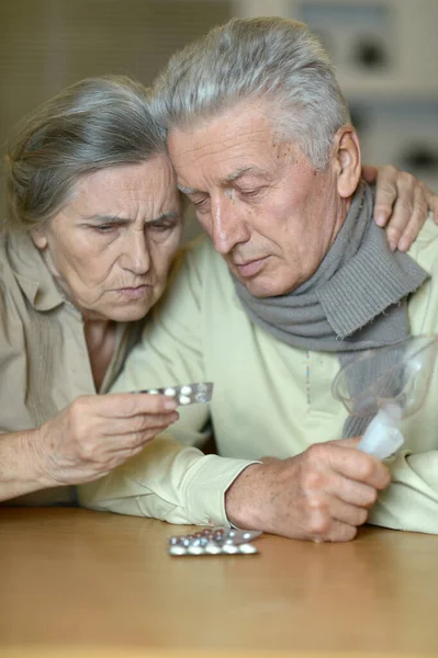 Portret Van Zieke Oudere Man Met Inhalator — Stockfoto