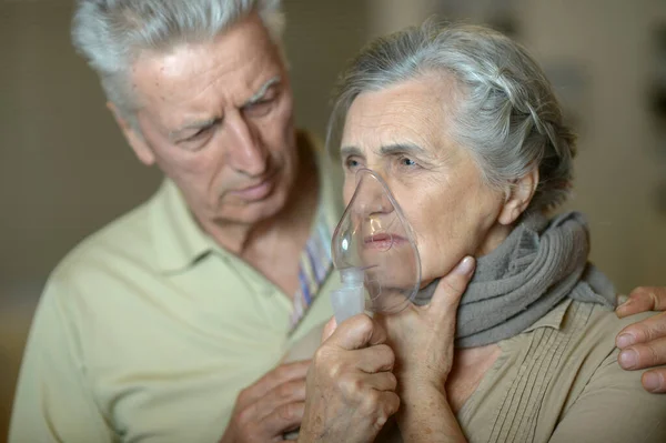 吸入する高齢者夫婦のクローズアップ肖像画 — ストック写真