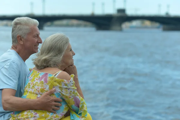 Divertida Pareja Ancianos Descansando Cerca Del Río —  Fotos de Stock