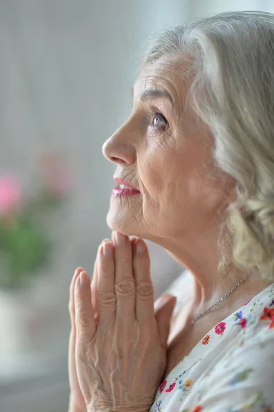 Портрет Красивой Пожилой Женщины Молящейся — стоковое фото