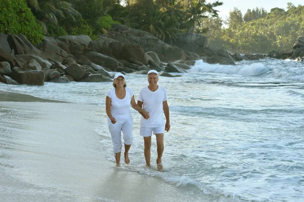 Gelukkig Bejaarde Echtpaar Lopen Tropisch Strand — Stockfoto
