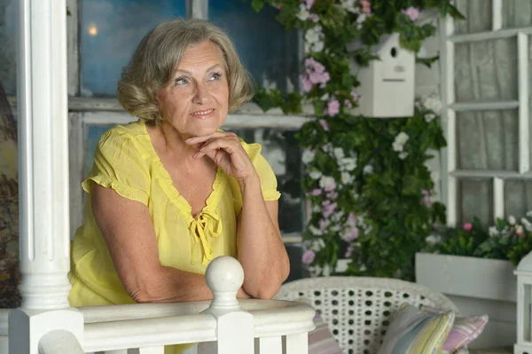 Glad Äldre Kvinna Poserar Hemma — Stockfoto