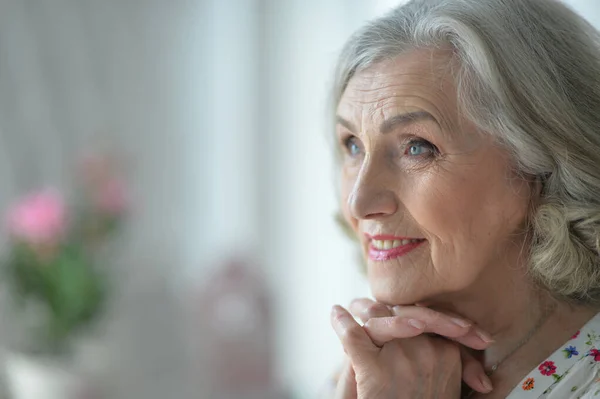 Felice Donna Anziana Posa Casa — Foto Stock