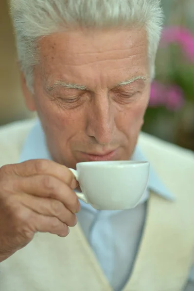 Porträtt Leende Senior Man Dricka Kaffe — Stockfoto