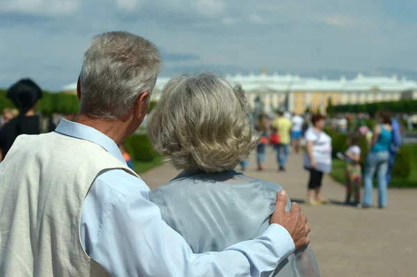 Bela Feliz Casal Maduro Viajando Vista Para Trás — Fotografia de Stock