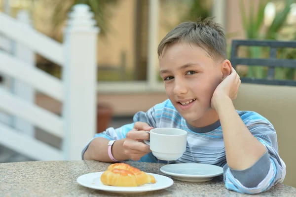 Junge Trinkt Tee Mit Croissants — Stockfoto