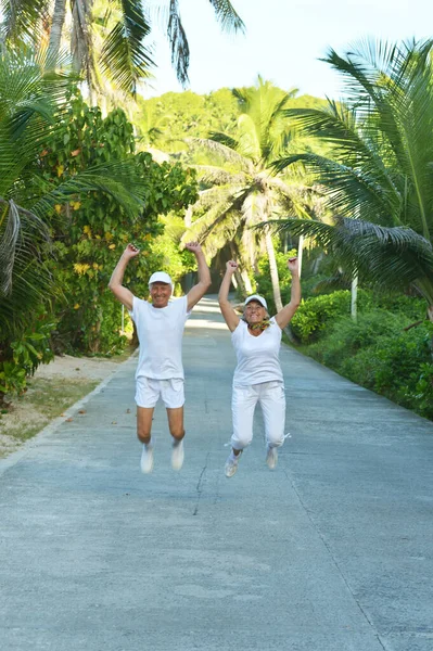 Casal Idosos Saltar Viagens — Fotografia de Stock