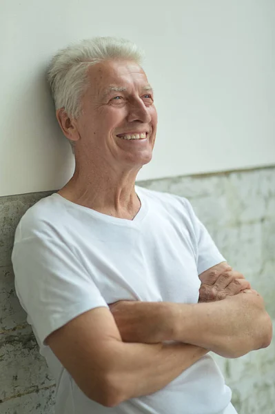 Portret Van Een Gelukkige Oudere Man Thuis — Stockfoto