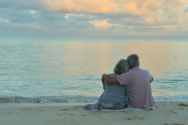 Vue Derrière Heureux Couple Âgé Reposant Sur Plage Tropicale — Photo